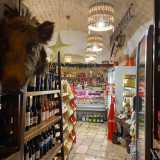 Entrando, al di l� di una testa impagliata di cinghiale, vi sono espositori di vini, taralli e pasta